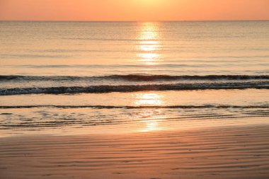 Güzel yaz arkaplanı ve akşam vakti gün batımı denizi.