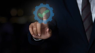 İşadamı üst düzey hizmet kalite güvencesi, ISO sertifikası, sigorta ve standartlaştırma kavramını gösteriyor.