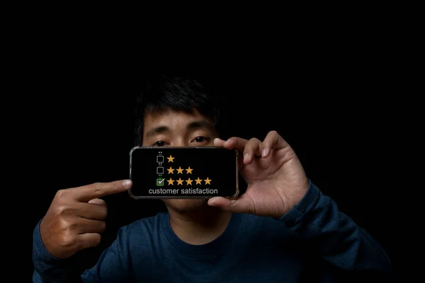 Ung Man Använder Smartphone Med Virtuell Skärm Smiley Ansikte Ikonen — Stockfoto