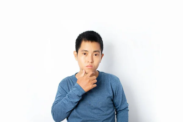 Genç Adam Beyaz Arkaplanda Kopya Alanı Ile Izole Edilmiş Düşünüyor — Stok fotoğraf
