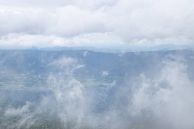 Dağ vadisi manzaralı sis ve bulut.