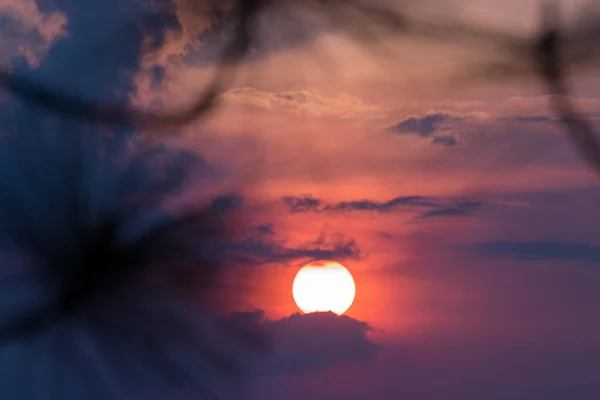 Große Sonne Mit Wolken Zur Abendzeit — Stockfoto
