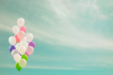 Mavi gökyüzü arkaplanlı renkli balonlar - eski tarz
