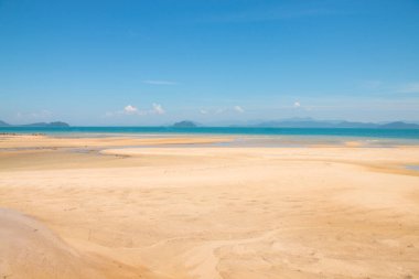 Güzel manzara, tropikal deniz ve mavi gökyüzü arka planlı plaj