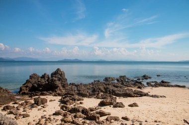 Güzel manzara, tropikal deniz ve mavi gökyüzü arka planlı plaj
