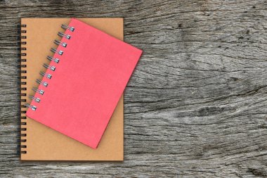 Tahta masadaki sarmal ciltli defter