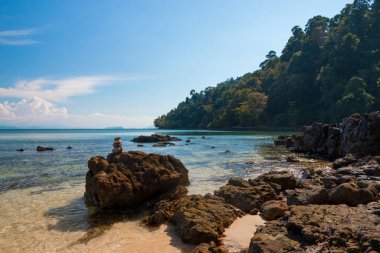 Güzel manzara, tropikal deniz ve mavi gökyüzü arka planlı plaj