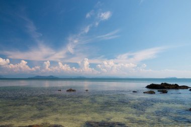 Güzel manzara, tropikal deniz ve mavi gökyüzü arka planlı plaj