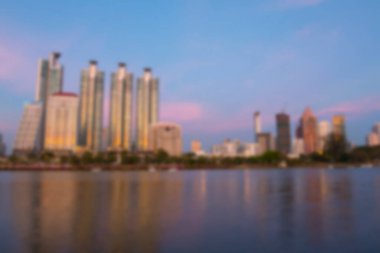 Şehir merkezindeki nehir kenarındaki binanın soyut bulanıklığı