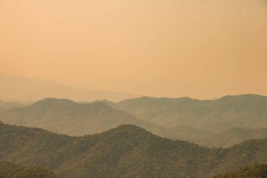 Akşam vakti dağların katmanı