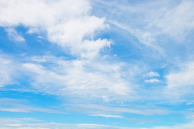 Bulutlu mavi gökyüzü arkaplanı 