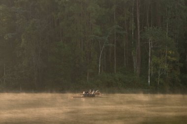 Güzel manzara - bambu rafting gölün üzerinde sabah sisi içinde.
