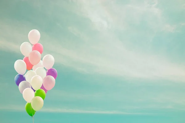 Kleurrijke Ballonnen Met Een Blauwe Lucht Achtergrond Vintage Stijl — Stockfoto