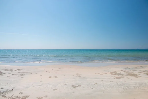 Güzel Manzara Tropikal Deniz Mavi Gökyüzü Arka Planlı Plaj — Stok fotoğraf