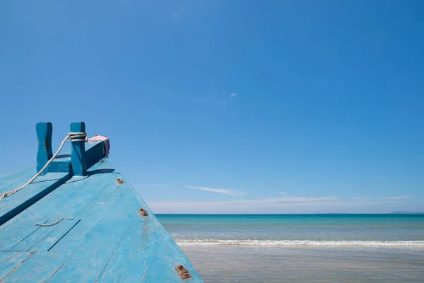 Güzel Bir Sahne Tropikal Denizde Mavi Arka Planda Bir Tekne — Stok fotoğraf