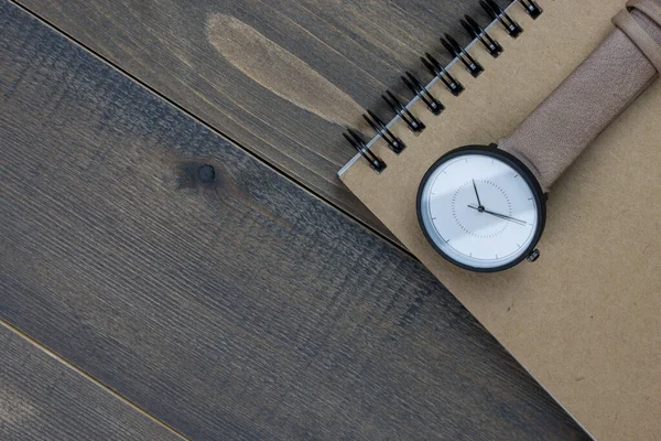 Reloj Pulsera Portátil Mesa Madera — Foto de Stock