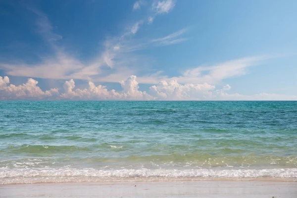 Güzel Manzara Tropikal Deniz Mavi Gökyüzü Arka Planlı Plaj — Stok fotoğraf