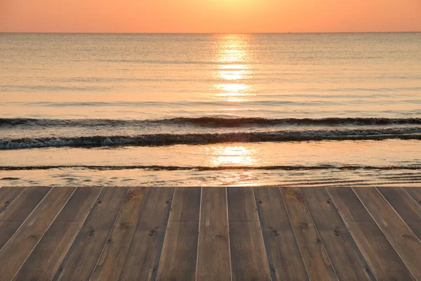 Güzel Yaz Arkaplanı Akşam Saatlerinde Ahşap Kalasla Günbatımı Denizi — Stok fotoğraf
