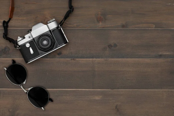 Vintage Camera Zonnebril Houten Achtergrond Met Vrije Tekstruimte — Stockfoto