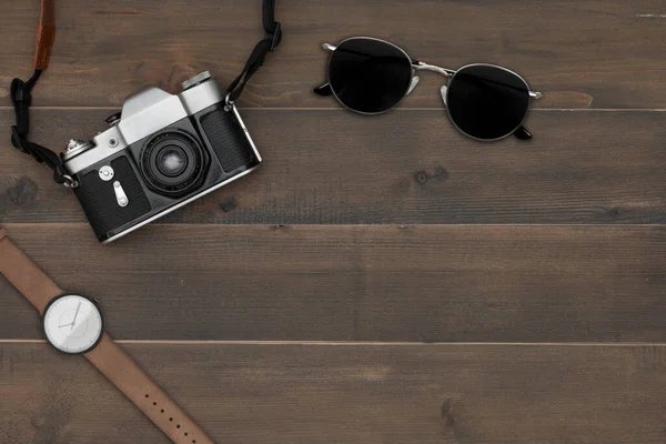 老式相机和带腕表的太阳镜 木制背景 有免费文字空间 — 图库照片