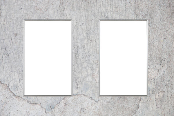 Пустой рекламный щит на бетонной стене
