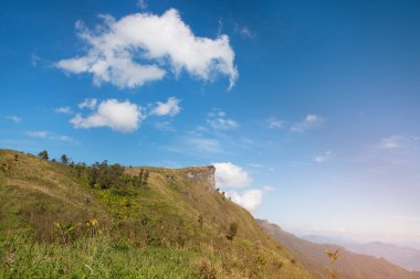 Chiangrai Eyaleti Tayland Phu Chee Pha de mavi gökyüzü ile dağ (Güneydoğu Asya)