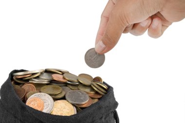 El çantasına para koyup beyaz arka plana para koy.