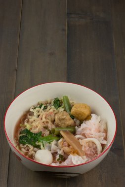 Tahta masada kasede erişte..