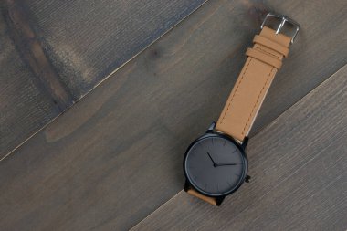 boş metin alanı ile ahşap arkaplan üzerindeki kol saati