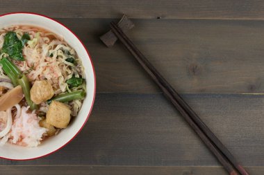 Tahta masada kasede erişte..