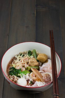 Tahta masada kasede erişte..