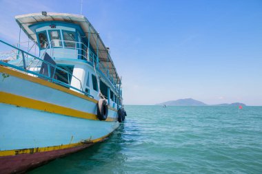 Denizde eski ahşap balıkçı teknesi.