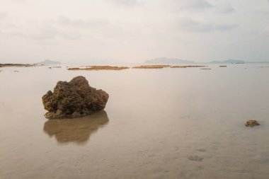 Gün batımında plajda rock.