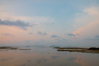 Güzel bir sahne, yaz arkaplanı ve akşam vakti gün batımı denizi..