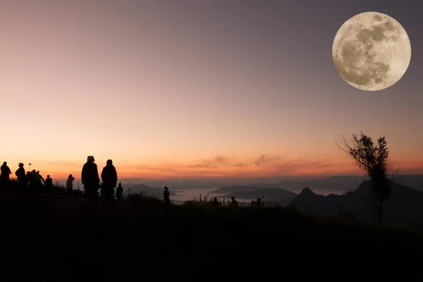 Silhouette Der Menschen Die Klippe Und Blick Auf Das Tal — Stockfoto