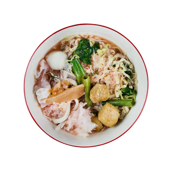 Beyaz arka planda izole edilmiş erişte kasesi - kırpma yolları