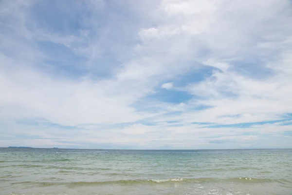 Mare Tropicale Spiaggia Con Sfondo Cielo Blu — Foto Stock
