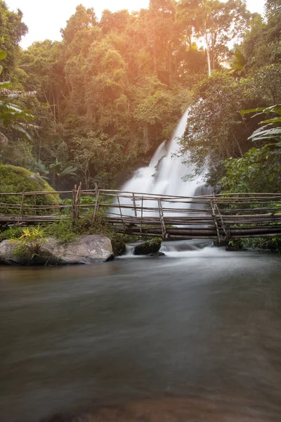 美丽的风景 野生的瀑布 — 图库照片