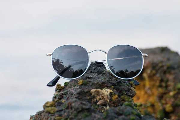 Sahildeki Kayada Güneş Gözlüğü — Stok fotoğraf