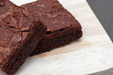 Ev yapımı çikolatalı brownie 'ler ahşap masada