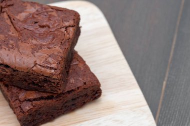 Ev yapımı çikolatalı brownie 'ler ahşap masada