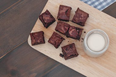 Ahşap masa üzerinde ev yapımı kek çikolatalı kek ve süt