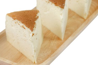 Ev yapımı cheesecake, sağlıklı yaz tatlı pastası peynirli kek beyaz arka planda. kırpma yolları