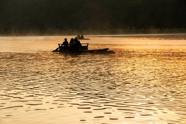 Sabah gölde bambu rafting silueti