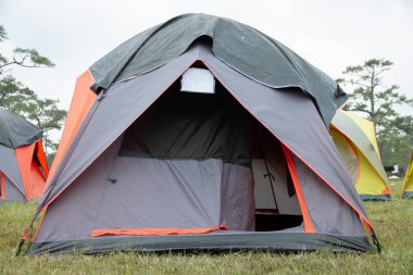 Turistler için ormanda kamp çadırı..