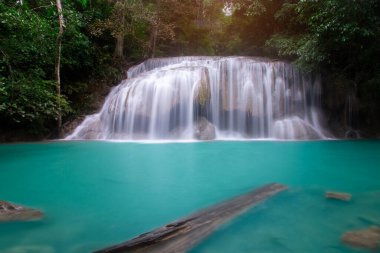 Güzel şelale - Erawan Şelalesi Kanchanaburi, Tayland 'daki Erawan Ulusal Parkı' nda.