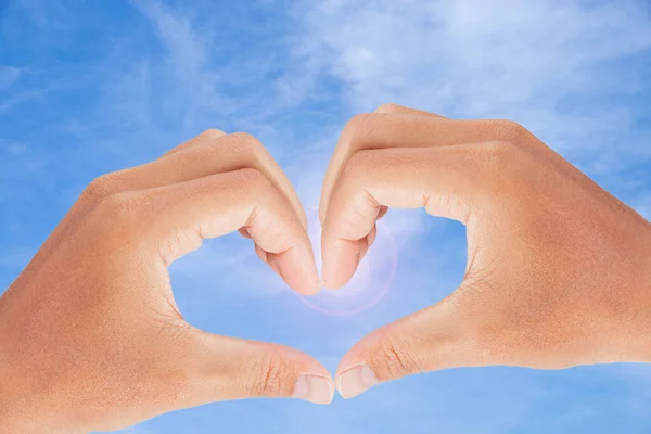 Cuore Mani Con Sfondo Cielo Blu — Foto Stock