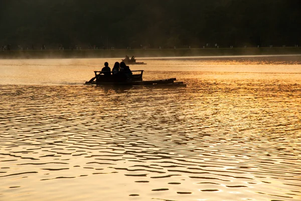 Sabah gölde bambu rafting silueti
