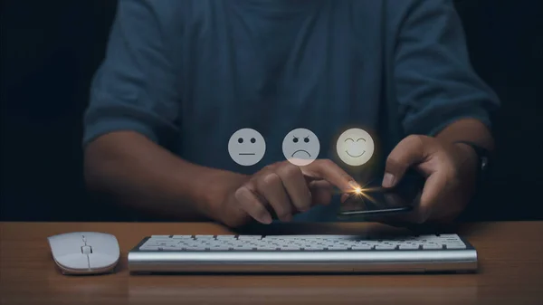 Empresário Usando Laptop Escolhendo Tela Ícone Rosto Feliz Smiley Para — Fotografia de Stock