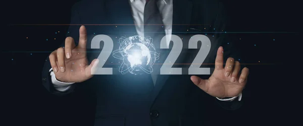 Επιχειρηματίας Που Δείχνει Εικονική Παγκόσμια Σύνδεση Στο Διαδίκτυο 2022 Και — Φωτογραφία Αρχείου